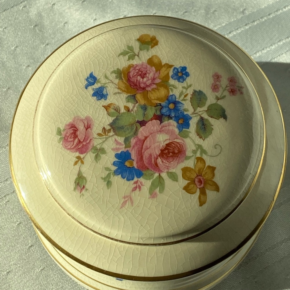 Vintage Floral Themed Ceramic Music Box - Picture 3 of 11